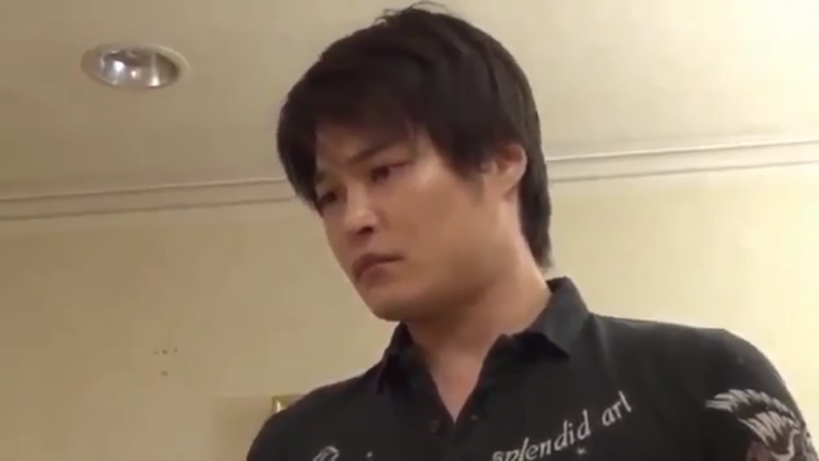 室内 · 严肃 · 站立 · 面部特写 · 注视 · 亚洲男性 · 黑色POLO衫