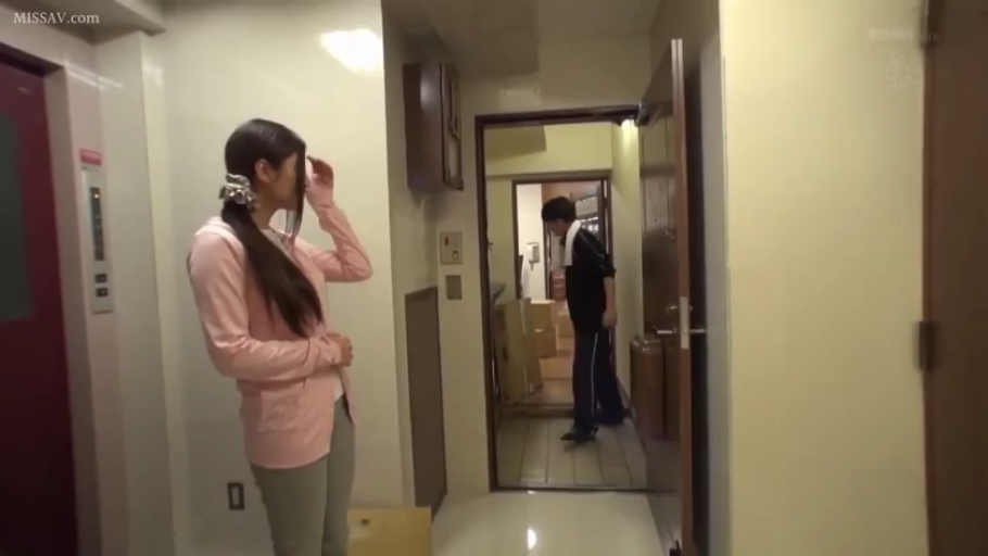 站立 · 中景 · 自然 · 纸箱 · 门口 · 整理头发 · 粉色开衫