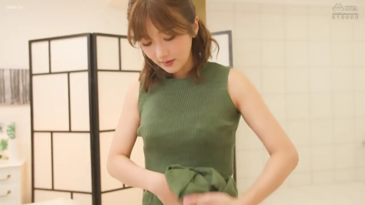 室内 · 站姿 · 半身 · 整理衣服 · 绿色无袖针织衫