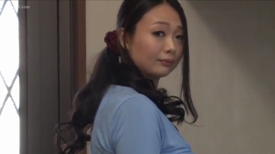 室内 · 回眸 · 半身 · 青いタイトなトップス