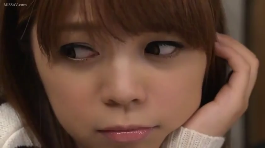 室内 · 严肃 · 脸部特写 · 白色毛衣 · 托腮 · 侧望 · 棕色长发