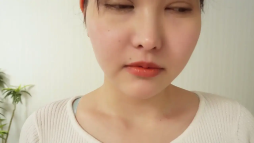 室内 · 脸部特写 · 白色针织衫 · 正面姿势