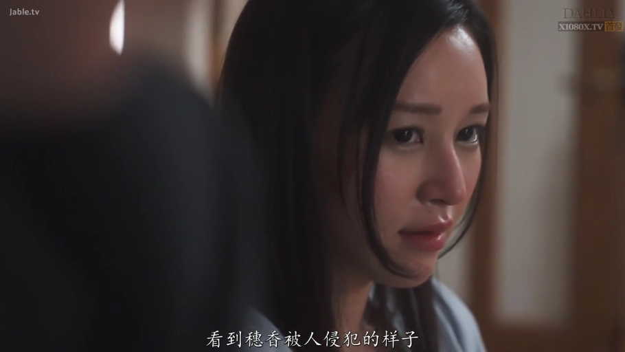 室内 · 坐姿 · 脸部特写 · 剧情 · 便服 · 凝视 · 悲伤