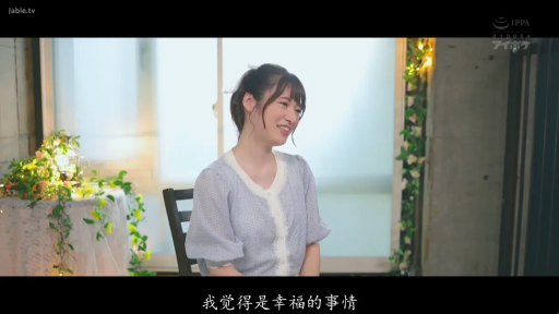 室内 · 半身 · 门框 · 柔和 · 日文字幕 · 侧身站立 · 紫白格子上衣 · 抚脸