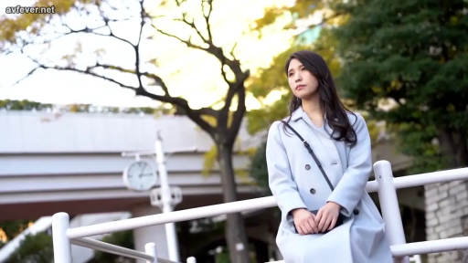 坐姿 · 沉思 · 忧郁 · 半身特写 · 挎包 · 户外 · 大衣 · 街景