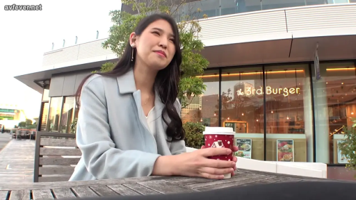 Sitting Posture · Medium shot · 户外餐厅 · 浅蓝色大衣