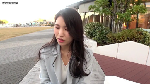 坐姿 · 沉思 · 平静 · 户外 · 外套 · 背景