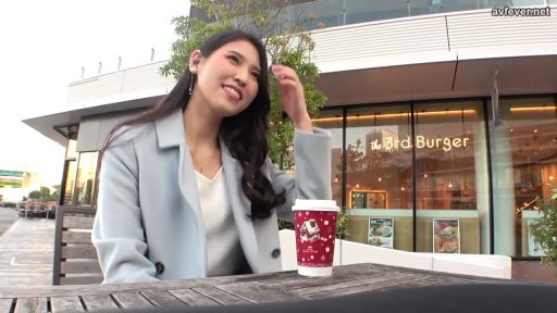 Sitting Posture · Smile · Outdoor · 咖啡杯 · 半身像 · 撩头发 · 都市 · 浅蓝色大衣