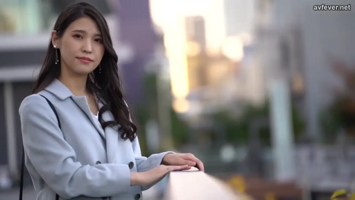 中景 · 站姿 · 微笑 · 注視 · 户外 · 栏杆 · 都市背景 · 浅蓝色大衣