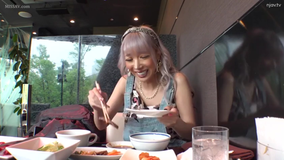 坐姿 · 脸部 · 餐厅 · 笑容 · 进食 · 发箍 · 筷子 · 背带裤