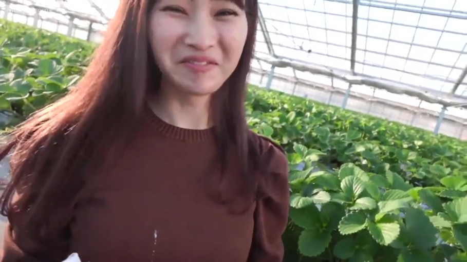 脸部特写 · 站立 · 微笑 · 棕色毛衣 · 长发 · 录制视频 · 温室