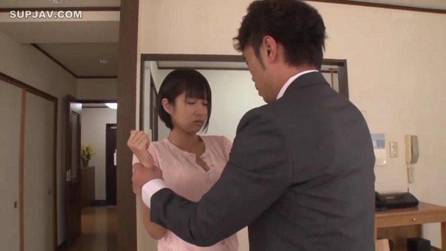 室内 · 半身 · 西装与粉色上衣