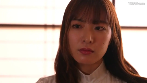 室内 · 严肃 · 脸部特写 · 凝视 · 齐刘海 · 正脸 · 高领衫