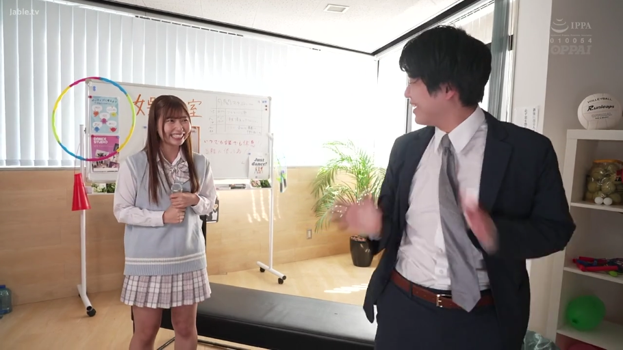 交谈 · 办公室 · 站立 · 全景 · JK制服 · 笑容 · 麦克风 · 日本AV