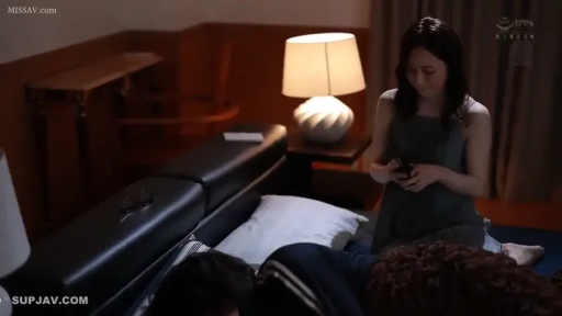 坐姿 · 专注 · 卧室 · 中景 · 昏暗灯光 · 手机 · 玩手机 · 吊带裙