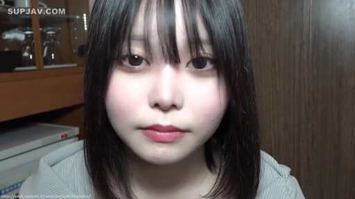 室内 · 脸部特写 · 平静 · 休闲装 · 注视 · 室内背景 · 正脸