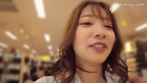 顔部のクローズアップ · 站立 · 微笑 · シャツ · アジア人 · 商店 · 闲逛