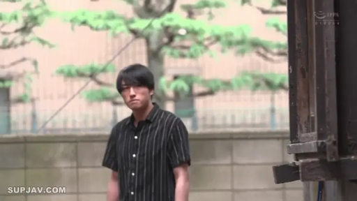 严肃 · 站姿 · 注视 · 户外 · 男性 · 黑色条纹衬衫