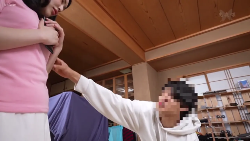 室内 · 站姿 · 自然 · 剧情 · 货架 · 日常服饰 · 拉扯