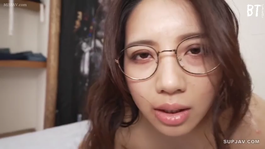 身をかがめる · メガネ · 一人称視点 · 寝室 · 迷離 · 裸体 · 凝視 · 顔の極端なクローズアップ