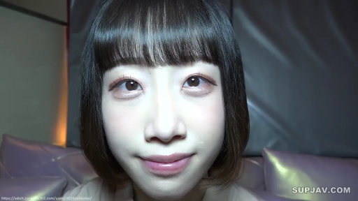 室内 · 微笑 · 面部特写 · 注视 · 短发 · 正脸 · 浅色衣服