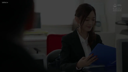 坐姿 · 办公室 · 微笑 · 半身 · 职业装 · 文件夹 · OL · 阅览文件