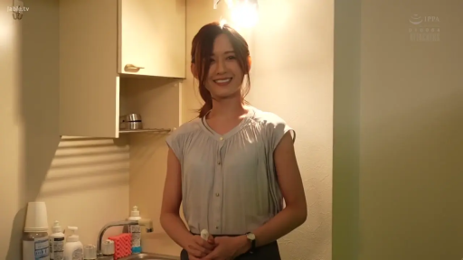 站立 · 微笑 · 半身 · 居家 · 厨房 · 手表 · 灰色衬衫 · 待机