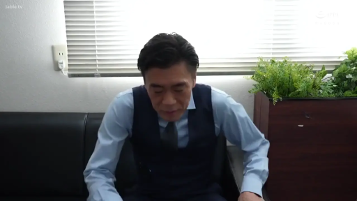 室内 · 严肃 · 站姿 · 全景 · 白西装 · 拘谨 · 职场装 · 桌椅