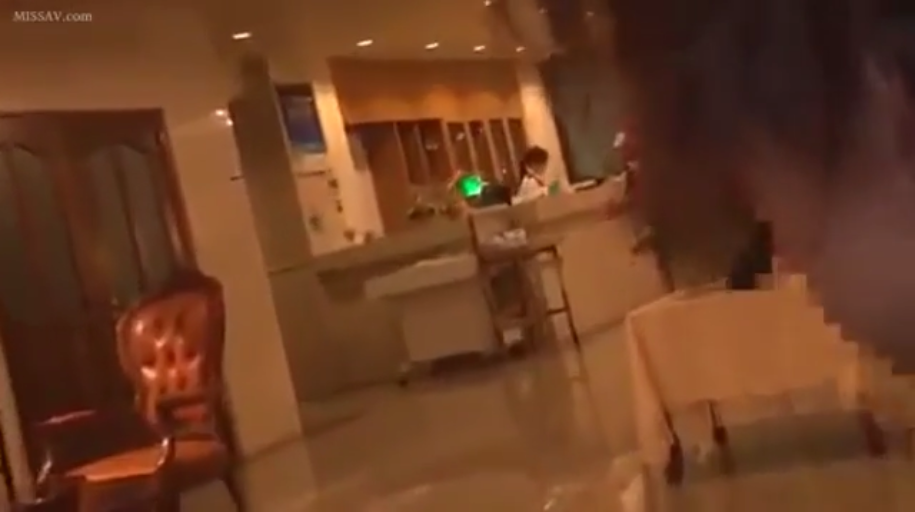 坐姿 · 办公桌 · 全景 · 第一人称视角 · 制服 · 模糊 · 偷拍 · 酒店大堂