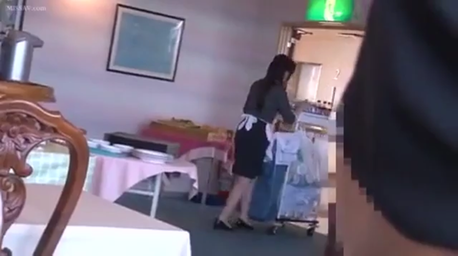 站立 · 遠景 · 餐厅 · 服务员制服