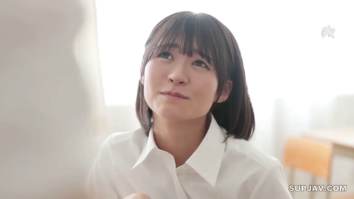 坐姿 · 教室 · 委屈 · 脸部特写 · 仰视 · 校园题材 · 课桌椅 · 白色校服衬衫