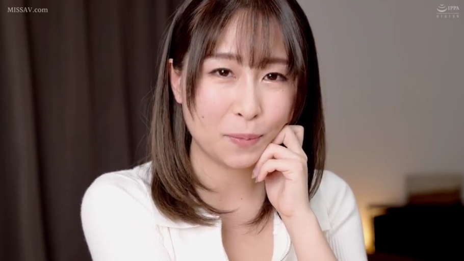 室内 · 面部 · 自然 · 注视镜头 · 托腮 · 中长发 · 白色拉链衫