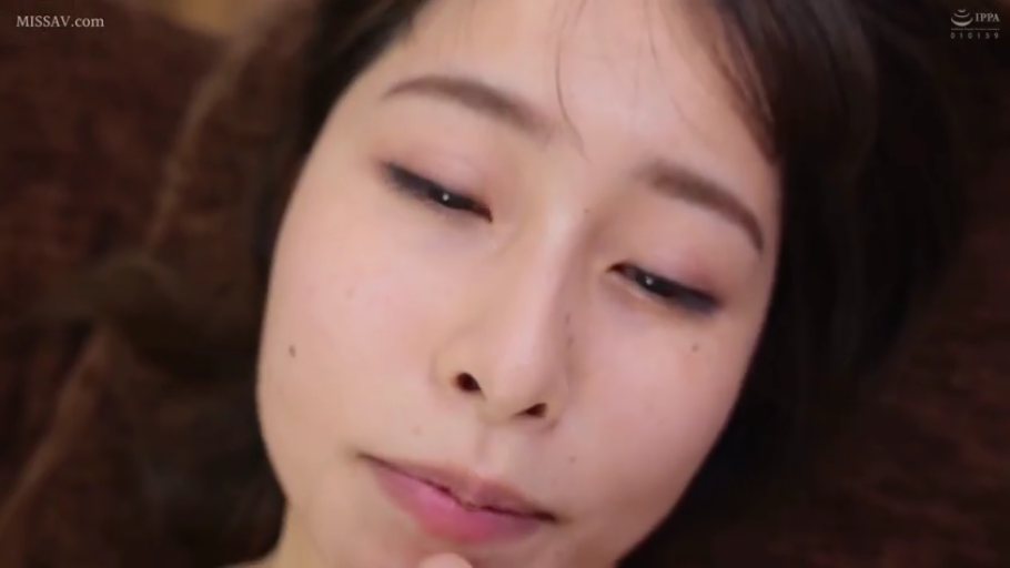 室内 · 迷离 · 裸体 · 注视 · 躺姿 · 面部大特写 · 高角度