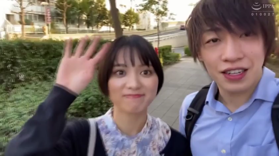 面部 · 微笑 · 便服 · 户外 · 背包 · 挥手 · 自拍视角 · 并肩站立