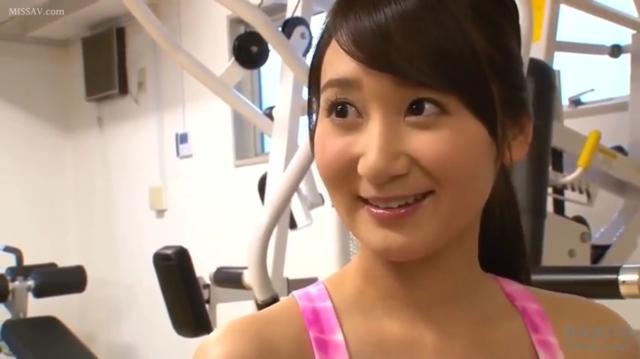 站立 · 运动背心 · 微笑 · 面部特写 · 健身房 · 侧望 · 健身器材 · 马尾辫