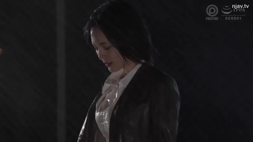 忧郁 · 站立 · 湿身 · 职场套装 · 室外 · 上半身 · 淋雨
