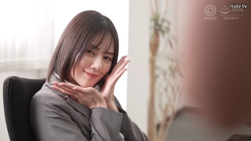 面部 · Sweet · 办公室 · Office chair · staged photo · 托腮 · Video screenshot · 灰色西装