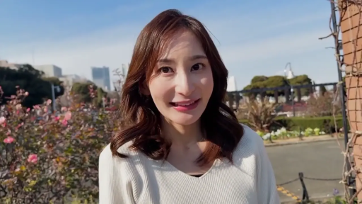 站立 · 微笑 · 半身特写 · 注视 · 户外 · 自然光 · 白色毛衣