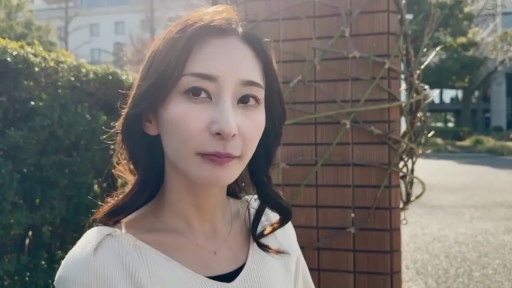 站立 · 摆拍 · 微笑 · 半身 · 项链 · 清纯 · 户外 · 白色长裙