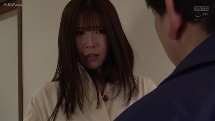 Indoor · 面部 · Stand · shirt · Gaze · 长发 · 迷茫