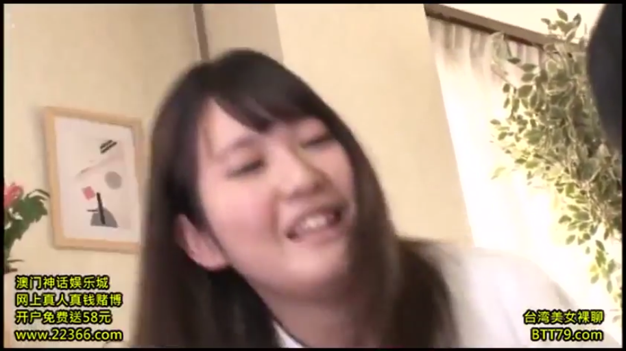 坐姿 · 愉悦 · 面部特写 · 白色上衣 · 长发 · 室内房间 · 挂画 · 欢笑