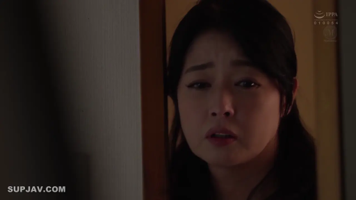 脸部特写 · 站立 · 便装 · 熟女 · 门口 · 窥视 · 担忧