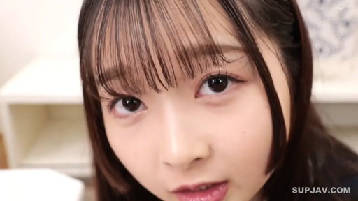 室内 · 坐姿 · 半身特写 · 交流 · 疑惑 · 紫色碎花背心与渔网袜 · 沙发与靠枕