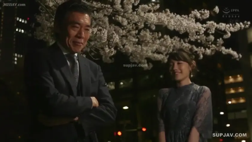 中景 · 站姿 · 樱花树下 · 蕾丝裙