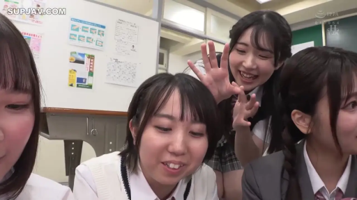 座り姿勢 · 教室 · 中景 · 课桌 · 制服 · チャット · 多人 · 开心