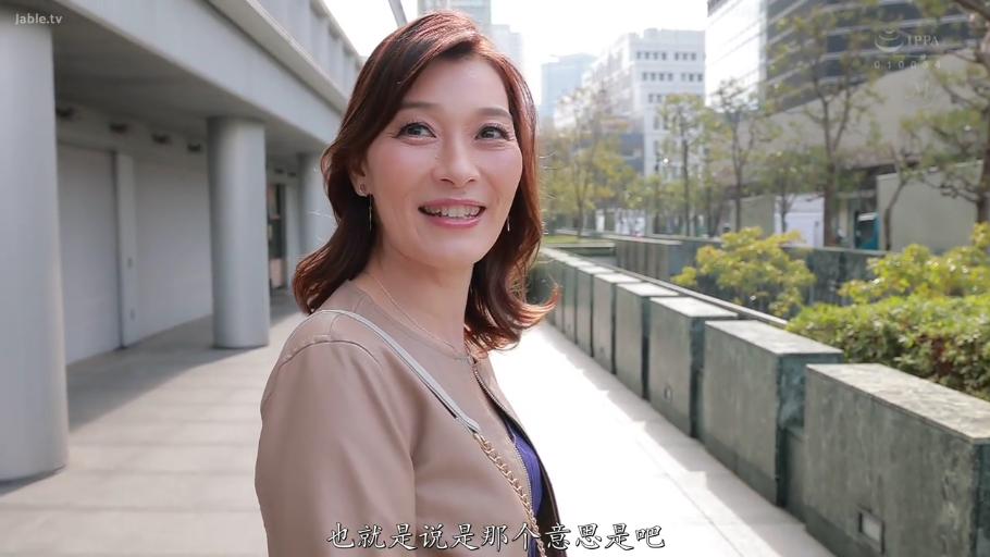 交谈 · 站立 · 微笑 · 面部特写 · 户外 · 熟女 · 米色外套 · 链条包