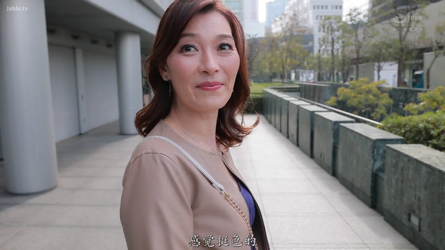 脸部特写 · 站立 · 户外走廊 · 棕色外套