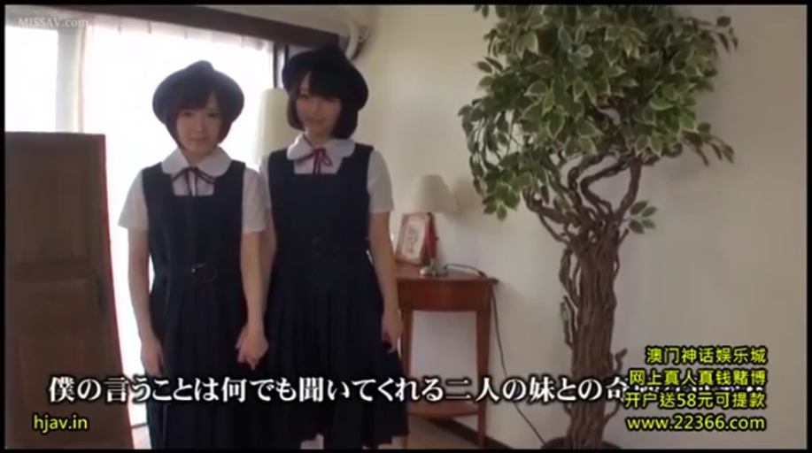 室内 · 校服 · 中景 · 盆栽 · 微笑 · 面对镜头 · 双人 · 站立牵手