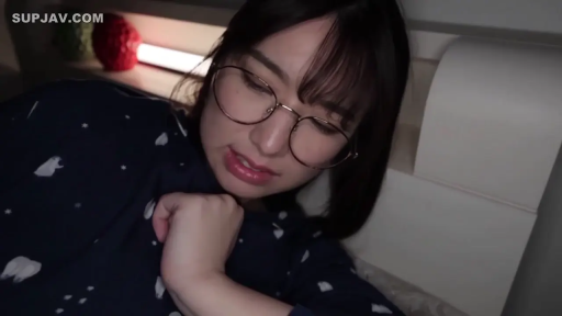 卧室 · 面部特写 · 侧卧 · 睡衣