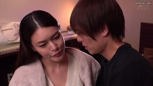 室内 · 微笑 · 对视 · 针织衫 · 头部特写 · 面对面 · 日本AV